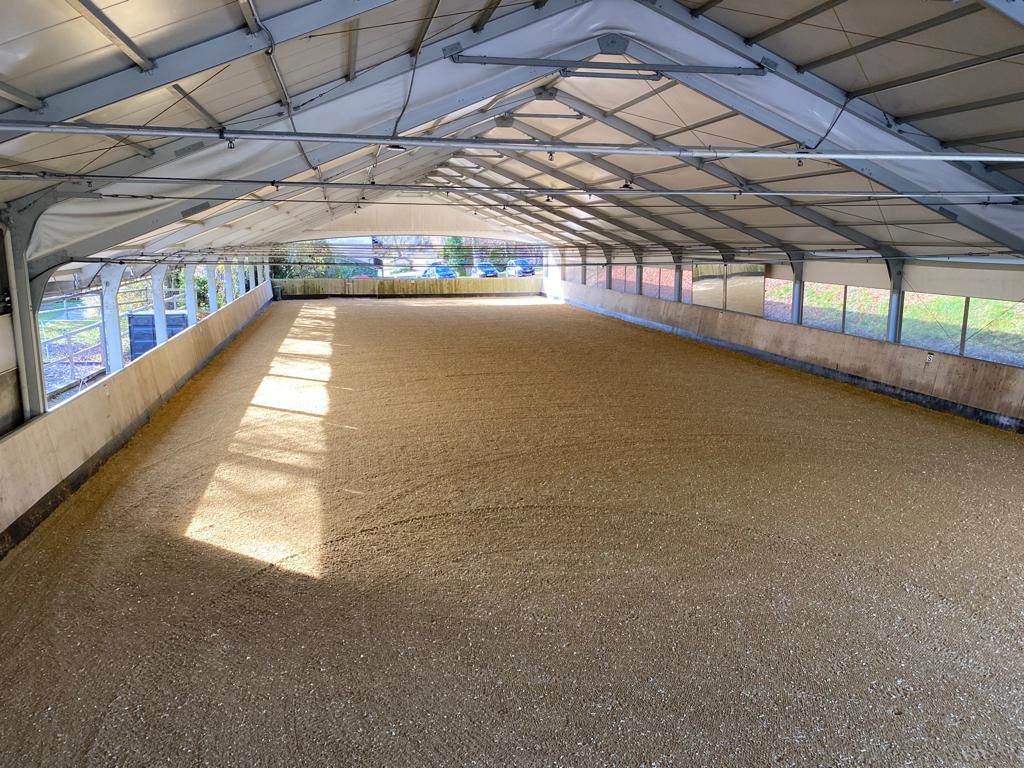 Manège couvert 20x60m, ouvert sur 2 côtés