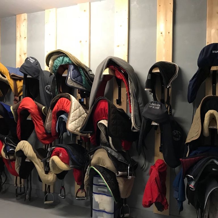 Sellerie chauffée, rangement des selles et brides